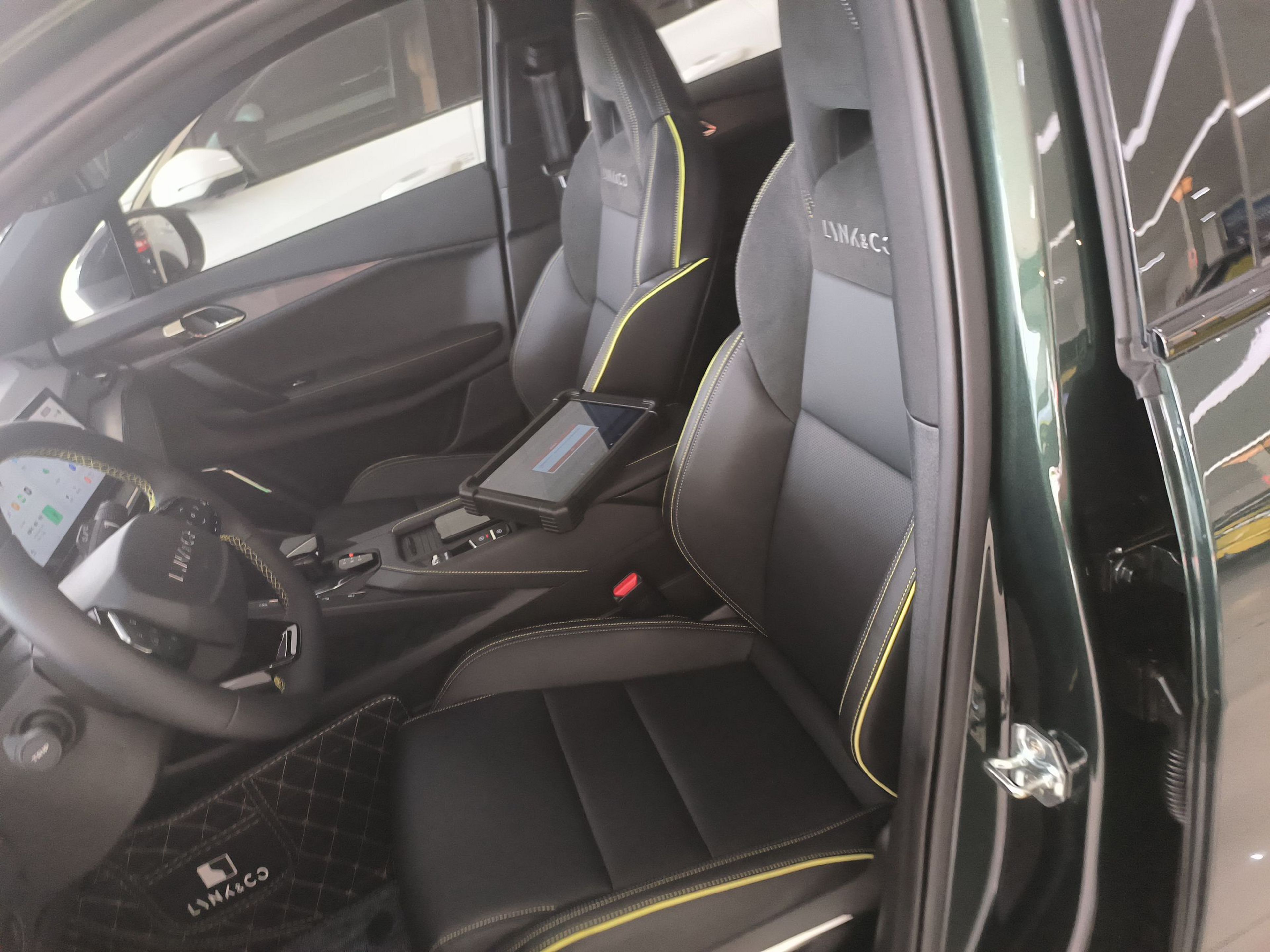 المقاعد الأمامية داخل السيارة