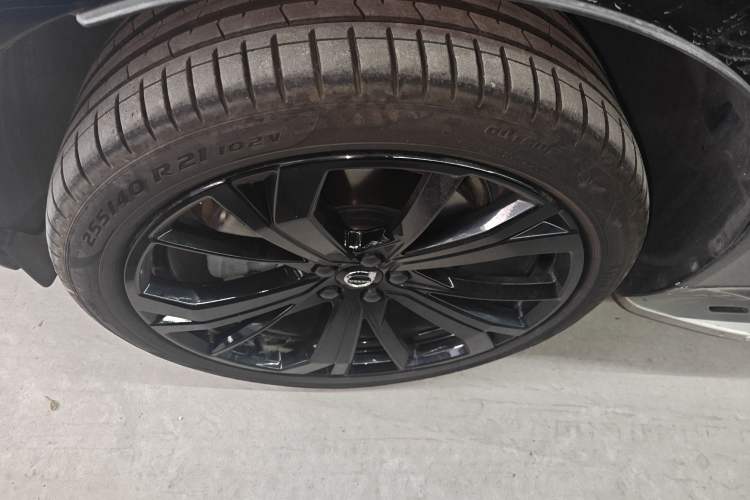 Used Volvo XC60 New Energy 2025 Plug-in Hybrid Long-Range All-Wheel Drive Zhiyuan Extreme Night Black Edition
