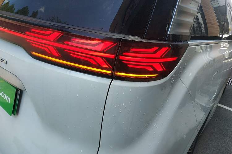 Used Denza D9 2022 DM-i 1040 Prestige Model