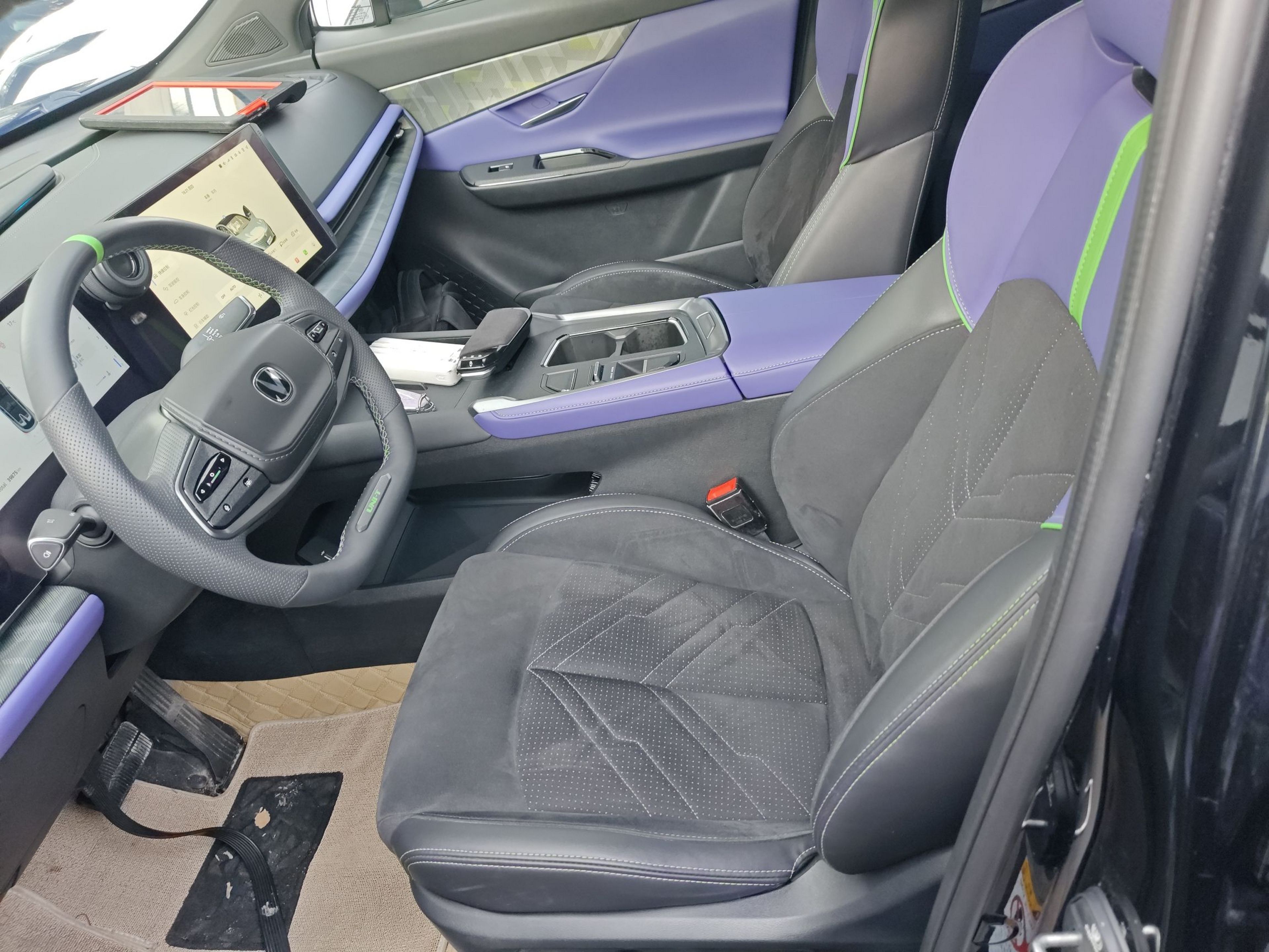 Переднее сиденье в автомобиле