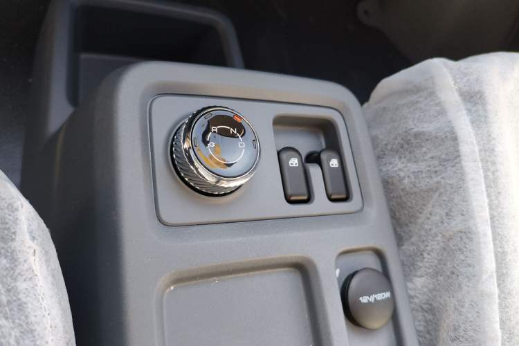 Used Wuling Yangguang 2024 300KM Comfort Version Passenger Van 75kW
