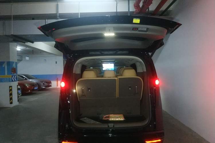 Used Denza D9 2022 DM-i 1040 Prestige Model