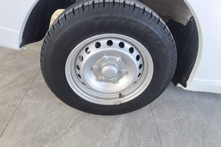 Used Wuling Yangguang 2024 300KM Comfort Version Passenger Van 75kW
