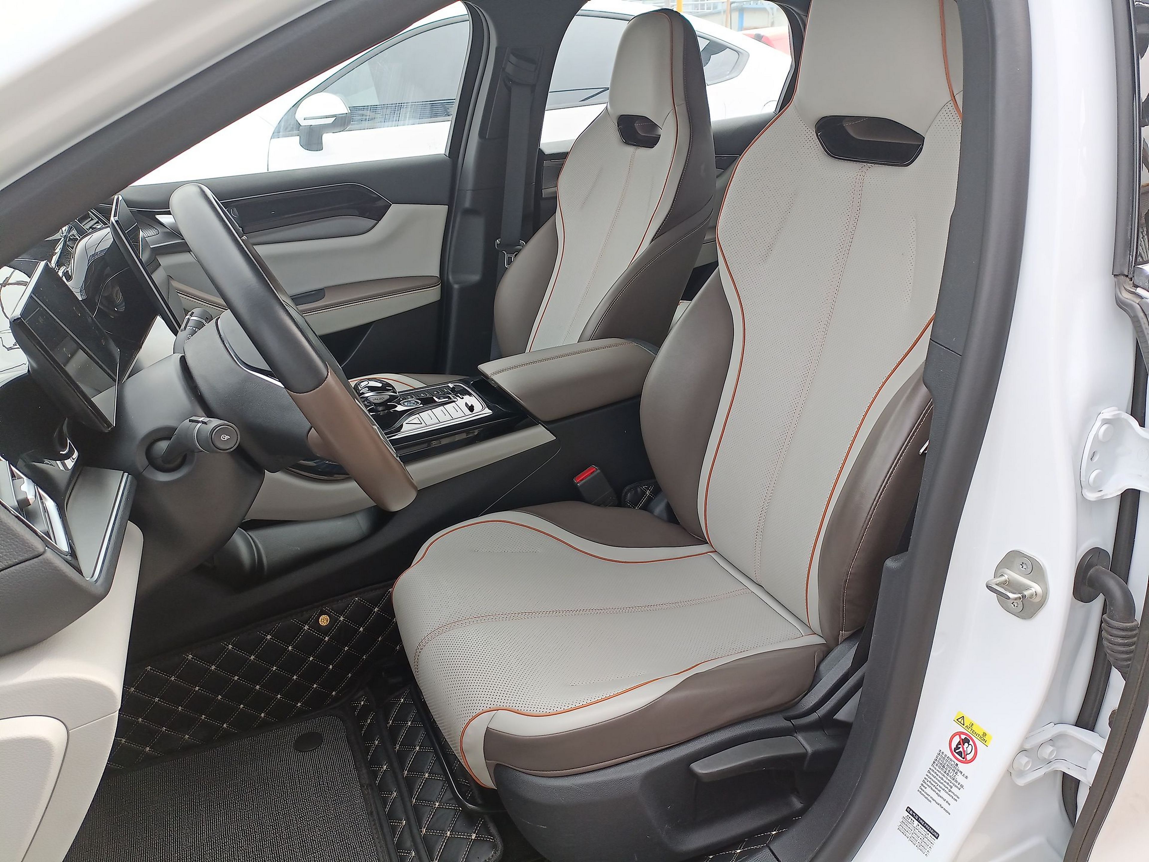 Переднее сиденье в автомобиле