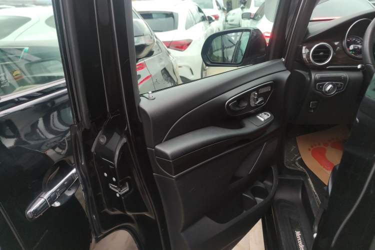 Used Mercedes-Benz V-Class 2017 V 260 Avantgarde Edition
