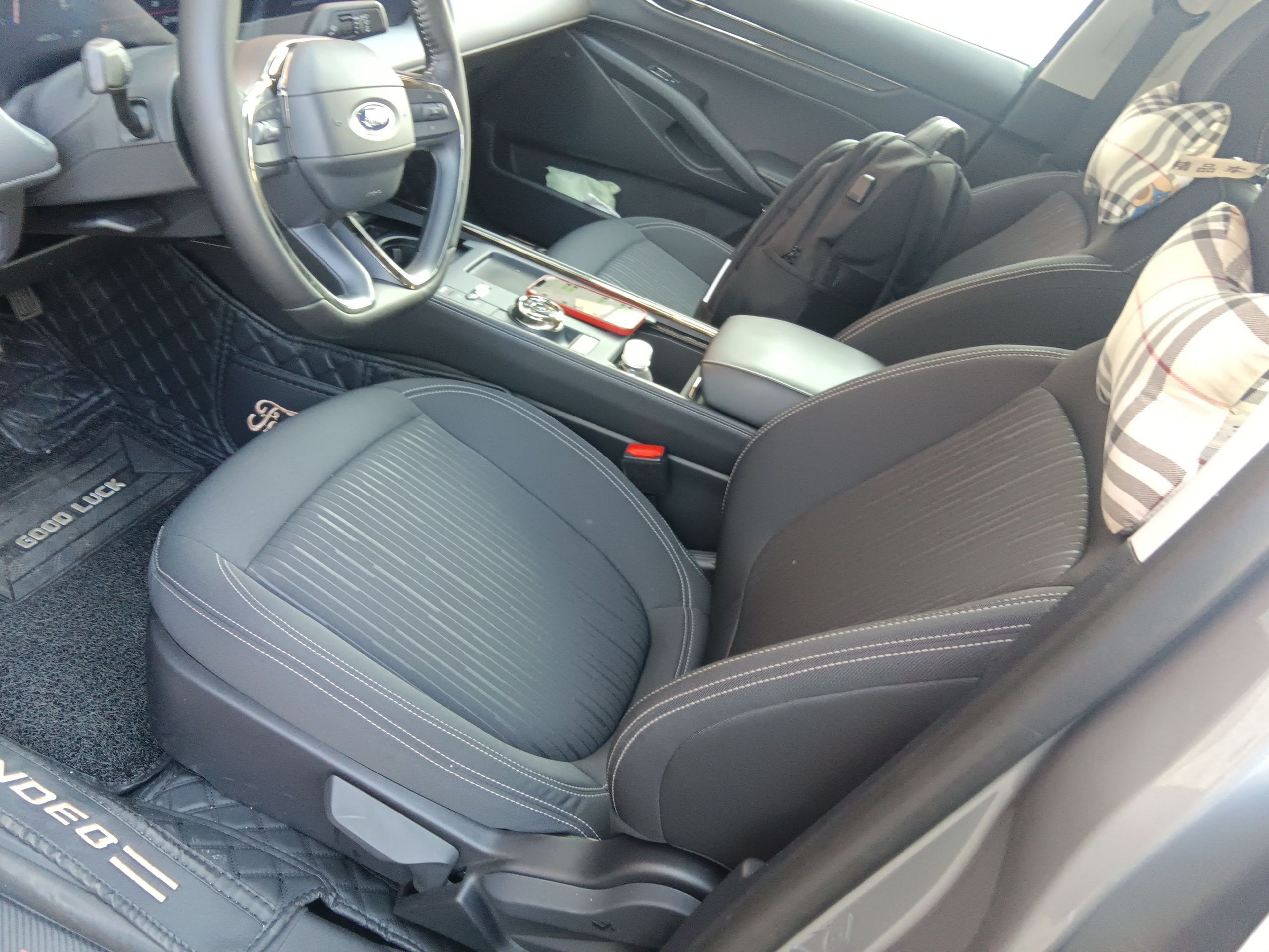 Переднее сиденье в автомобиле