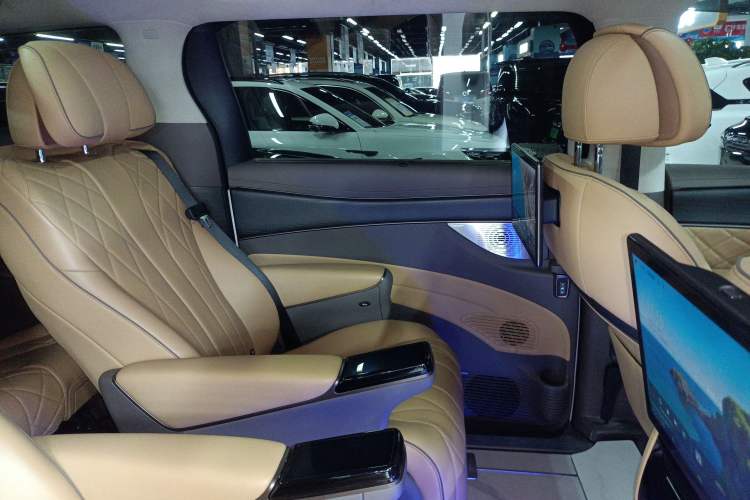 Used Denza D9 2022 EV 600 Four-Wheel Drive Flagship Model
