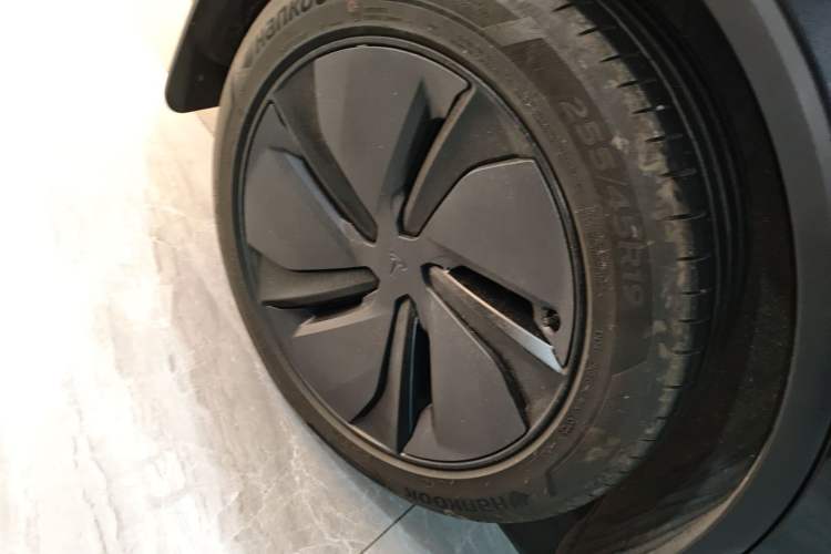 Used Tesla Model Y 2025 Long-Range All-Wheel-Drive Version
