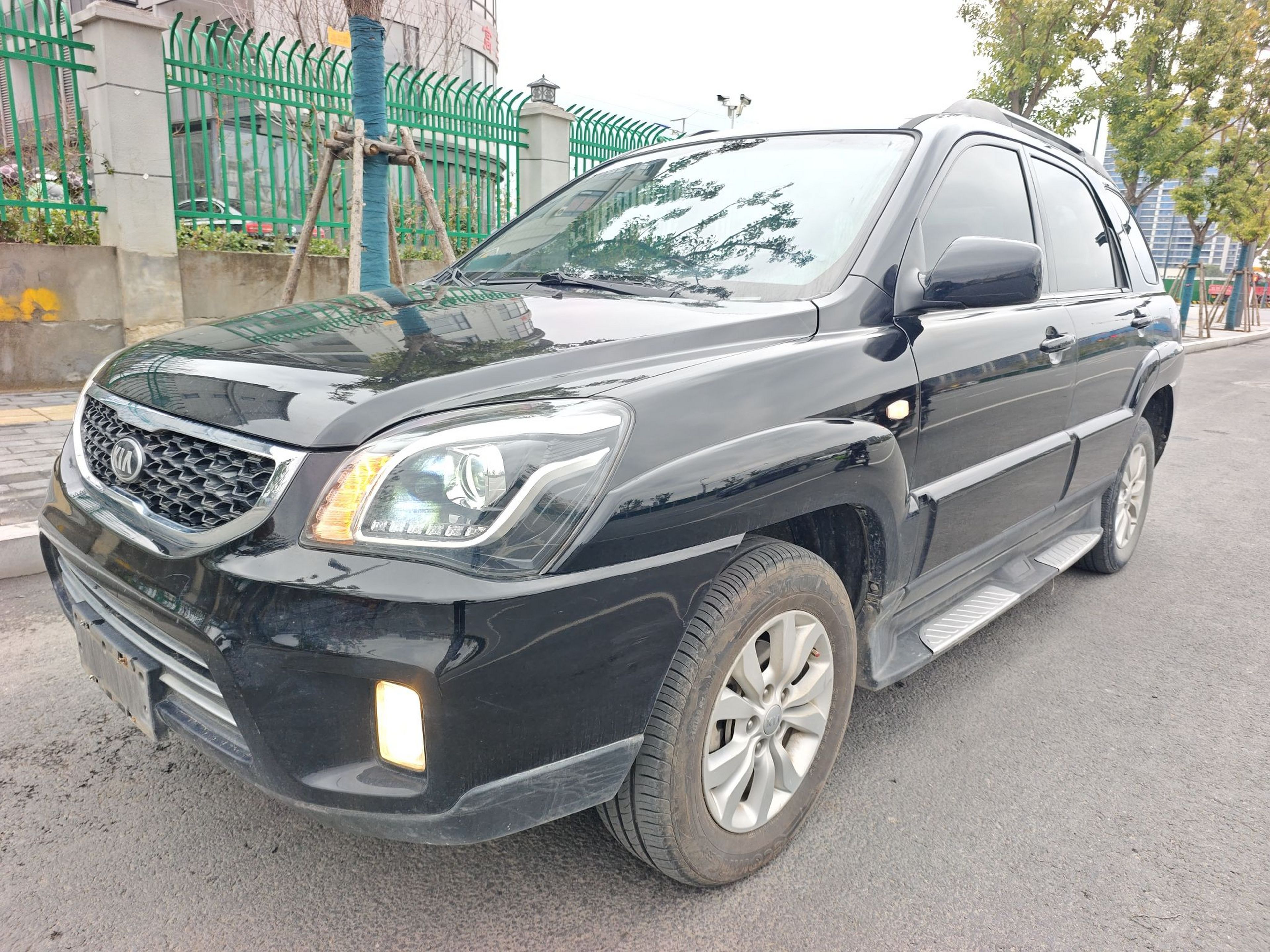 Под передней частью автомобиля