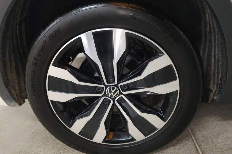 Used Volkswagen Tiguan L 2024 Outstanding Model 330TSI Automatic Two-Wheel Drive R-Line Dragon Glory Edition
