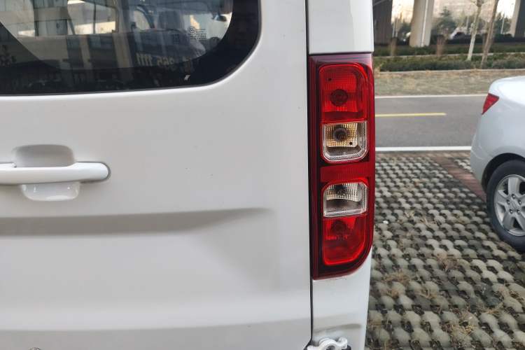Used Wuling Yangguang 2024 300KM Comfort Version Passenger Van 75kW
