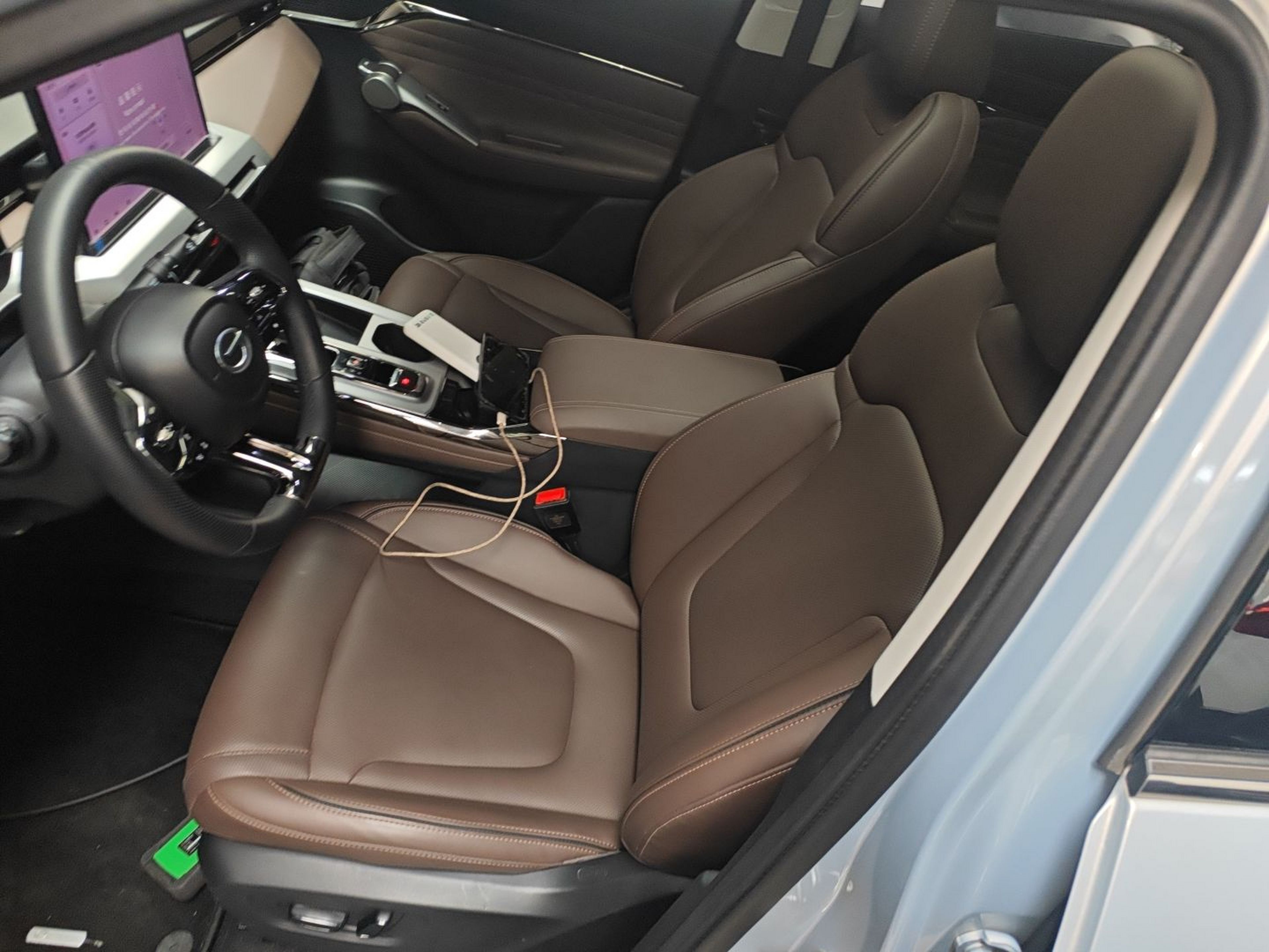 المقاعد الأمامية داخل السيارة