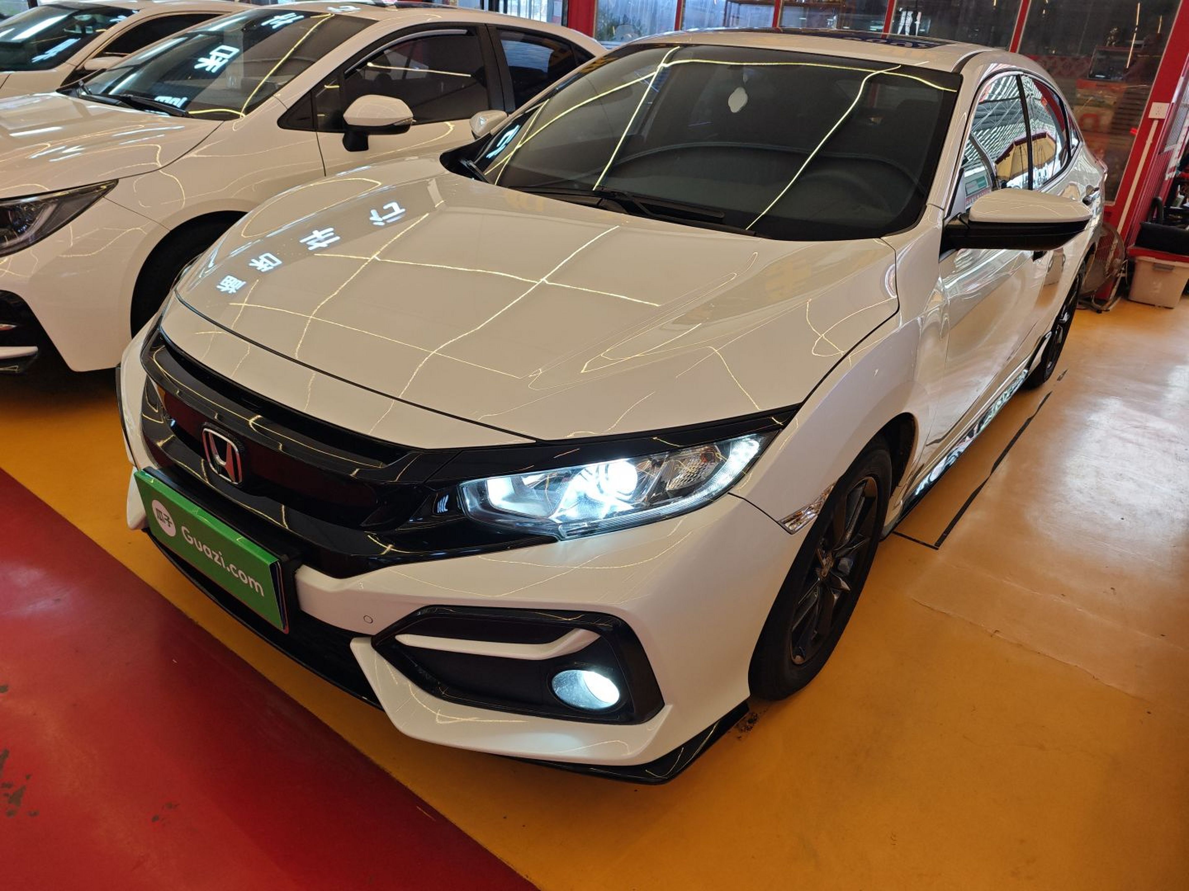 Под передней частью автомобиля