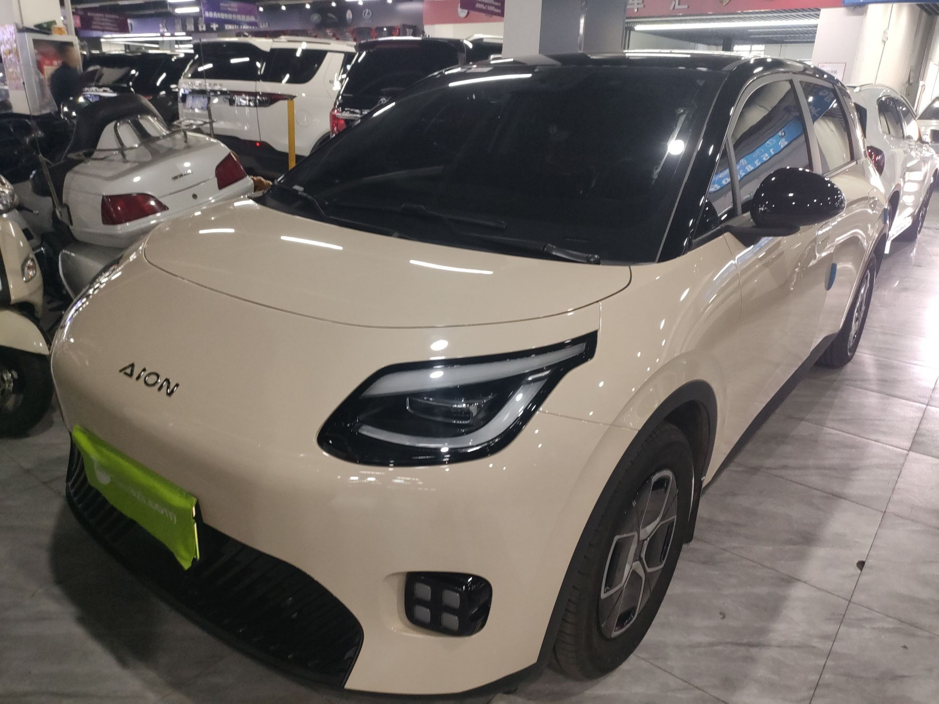 تحت مقدمة السيارة