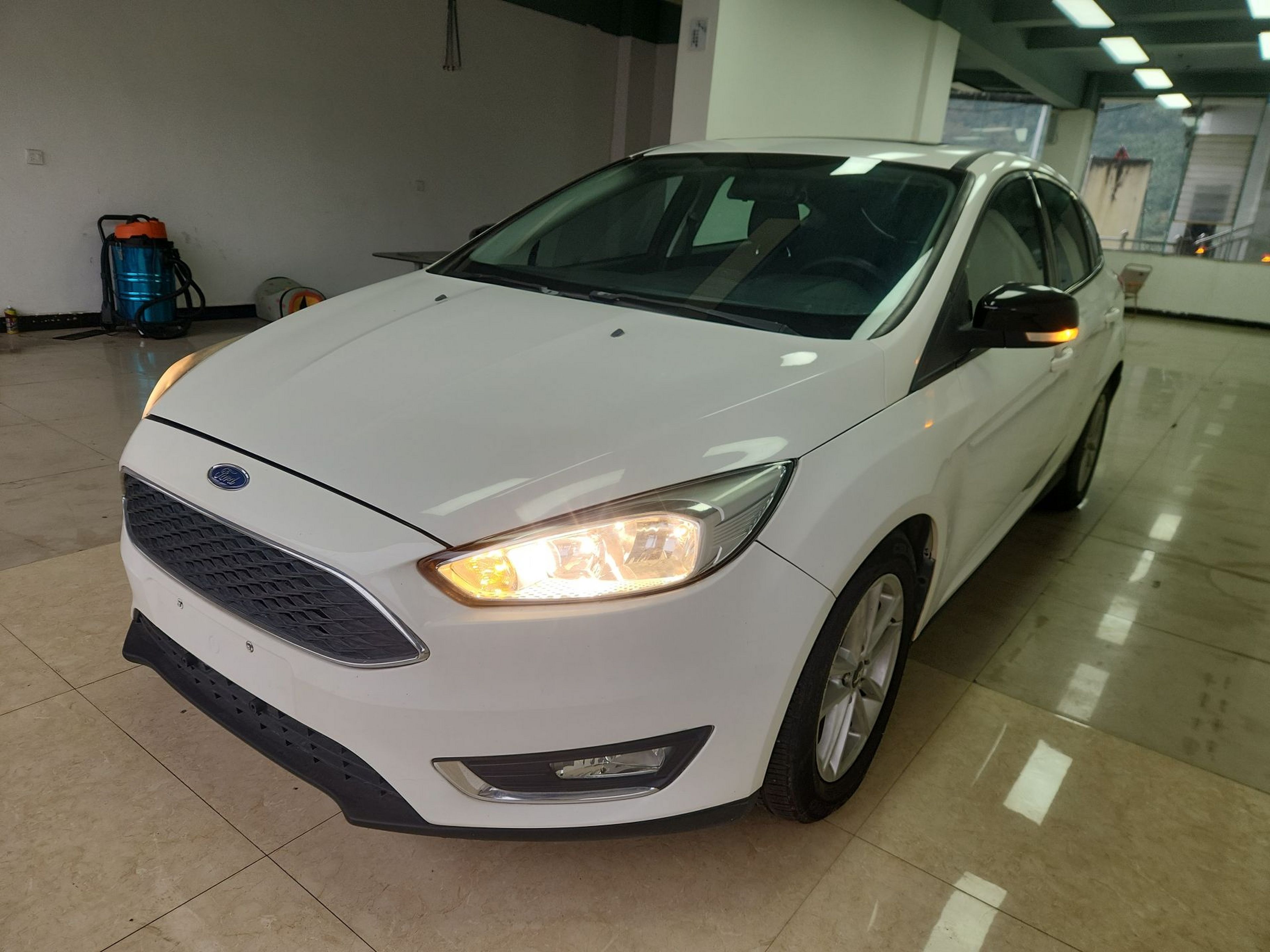 Под передней частью автомобиля