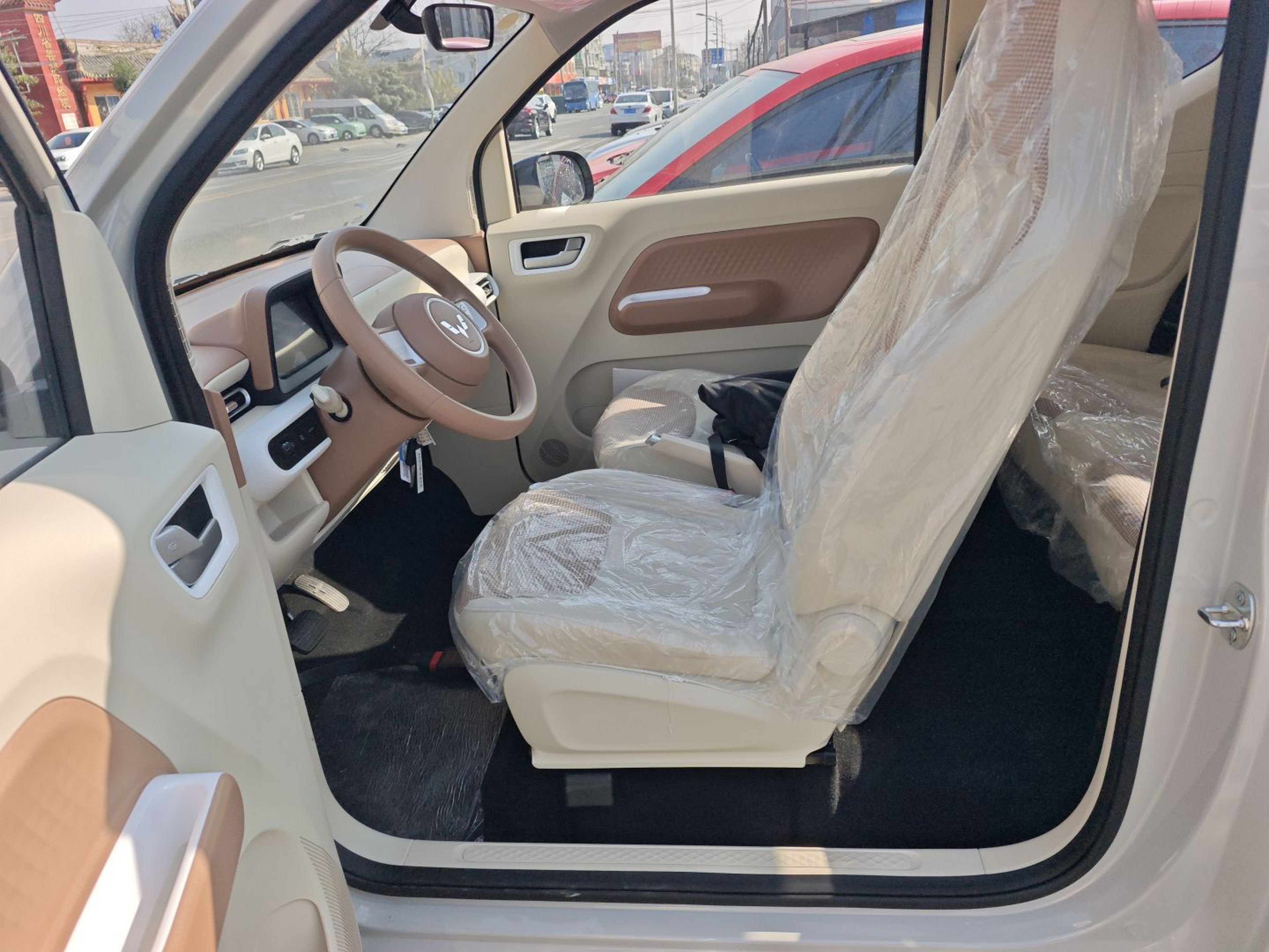 المقاعد الأمامية داخل السيارة