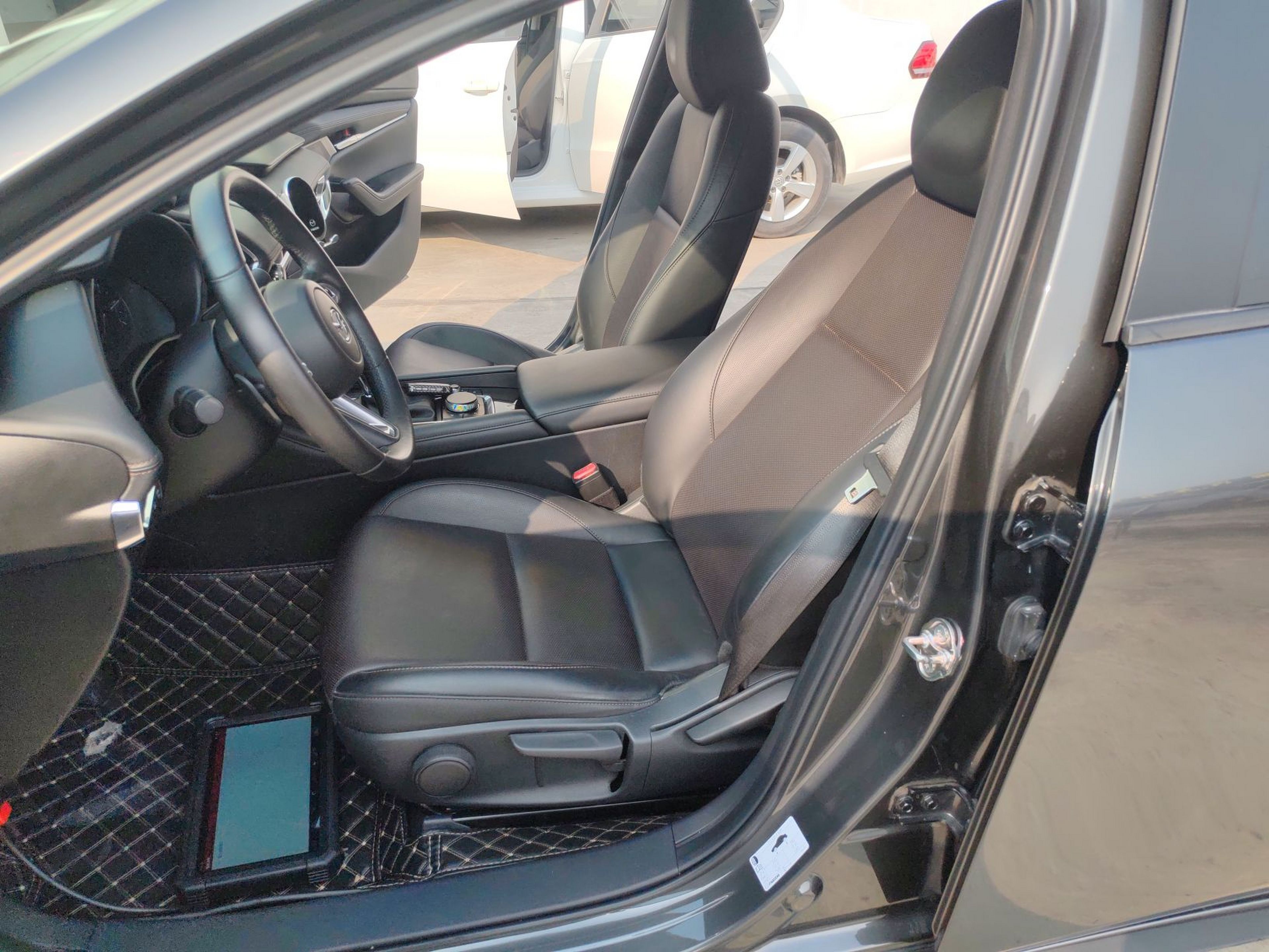 Переднее сиденье в автомобиле