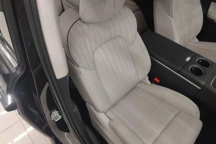 Used VOYAH Dream 2025 EV Four-Wheel Drive Flagship Kunpeng Edition
