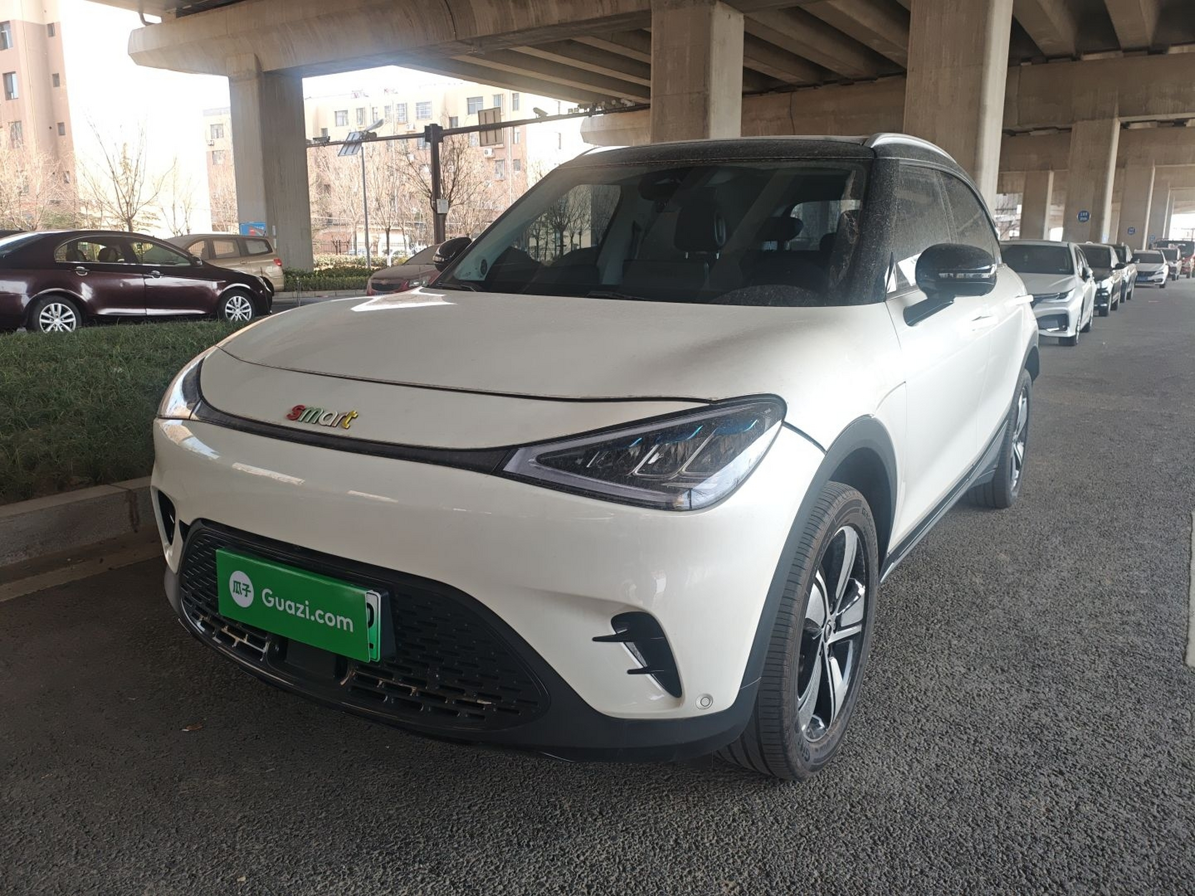 Под передней частью автомобиля