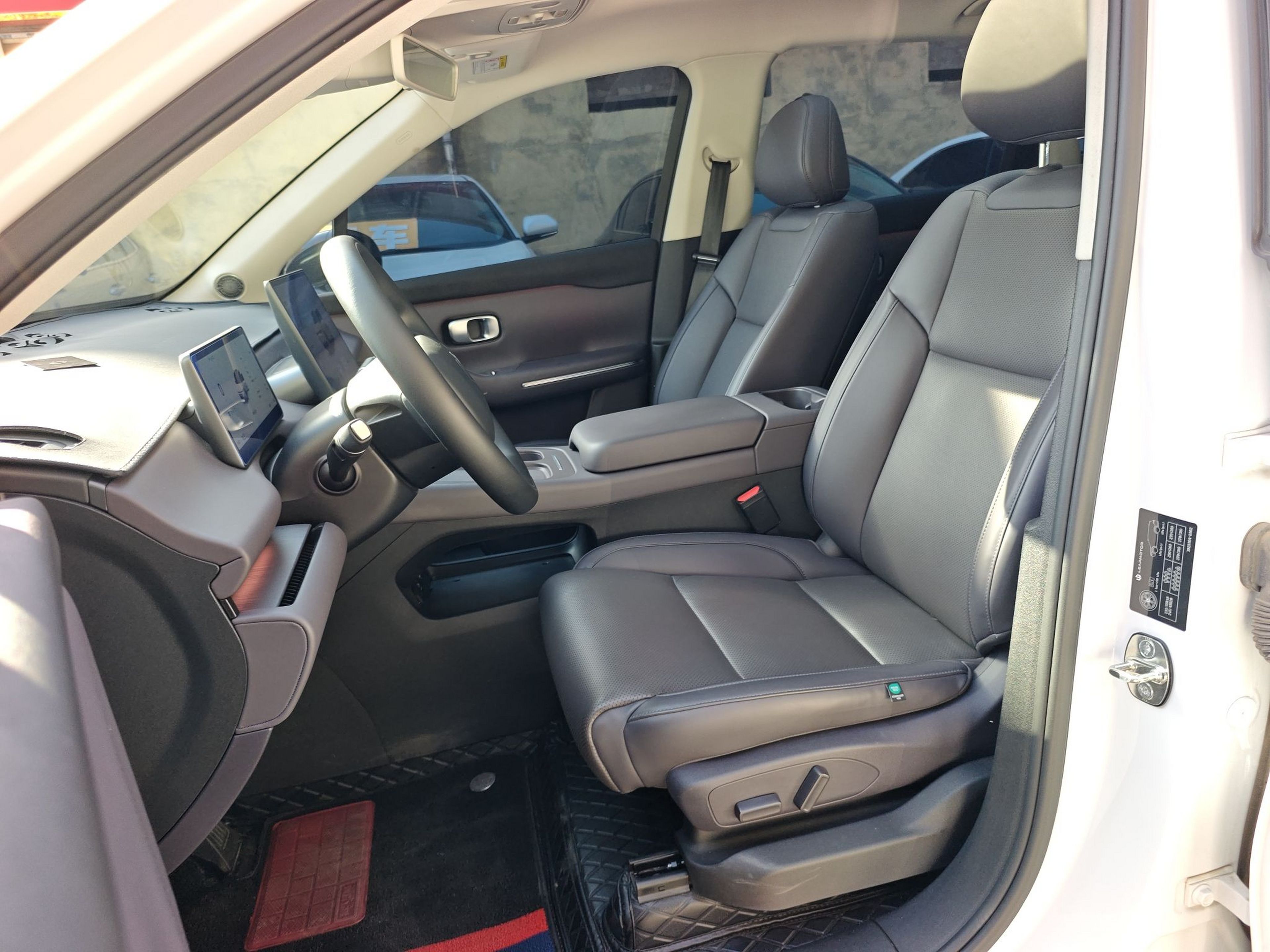 Переднее сиденье в автомобиле