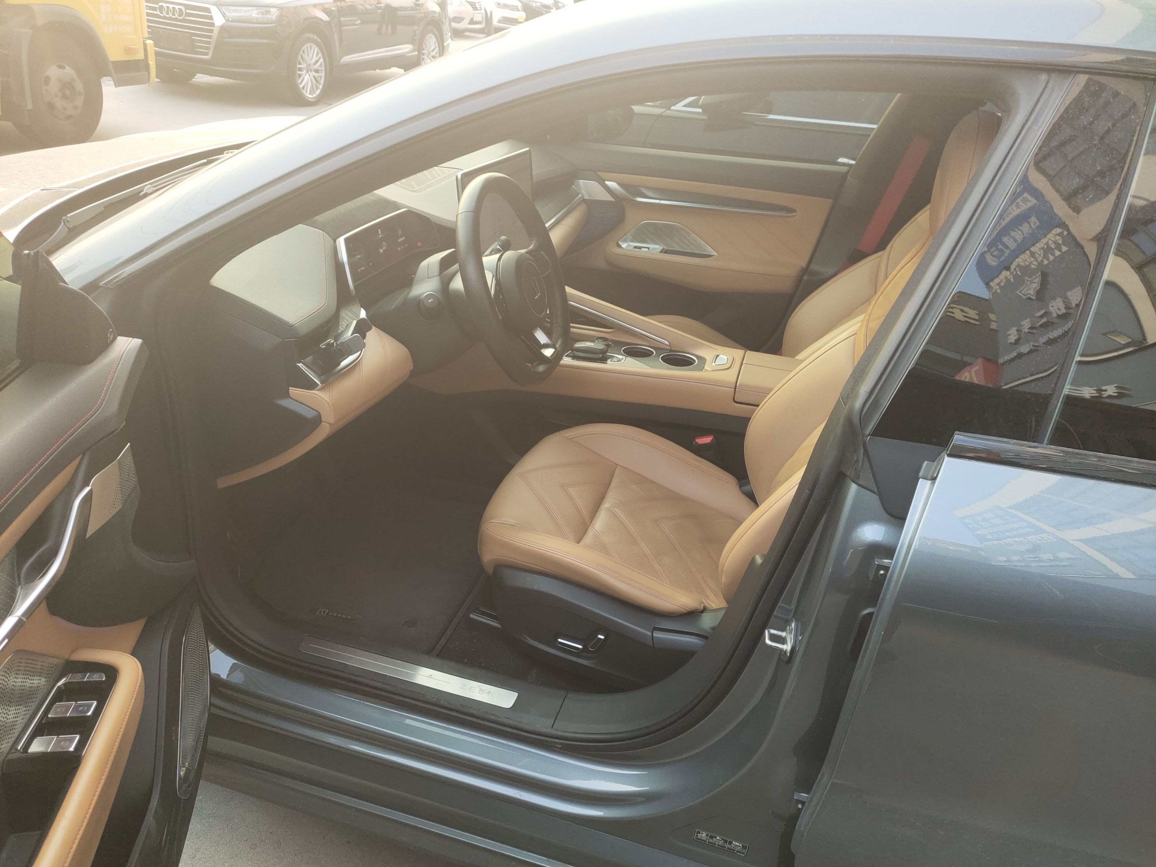 Переднее сиденье в автомобиле