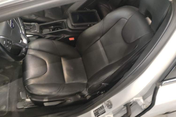 Used Volvo V40 2015 1.6T Zhiyi Edition
