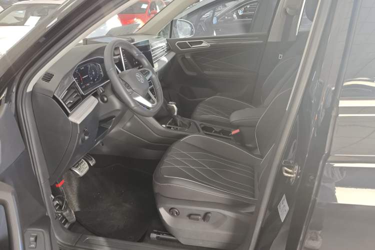 Used Volkswagen Tiguan L 2024 Outstanding Model 330TSI Automatic Two-Wheel Drive R-Line Dragon Glory Edition
