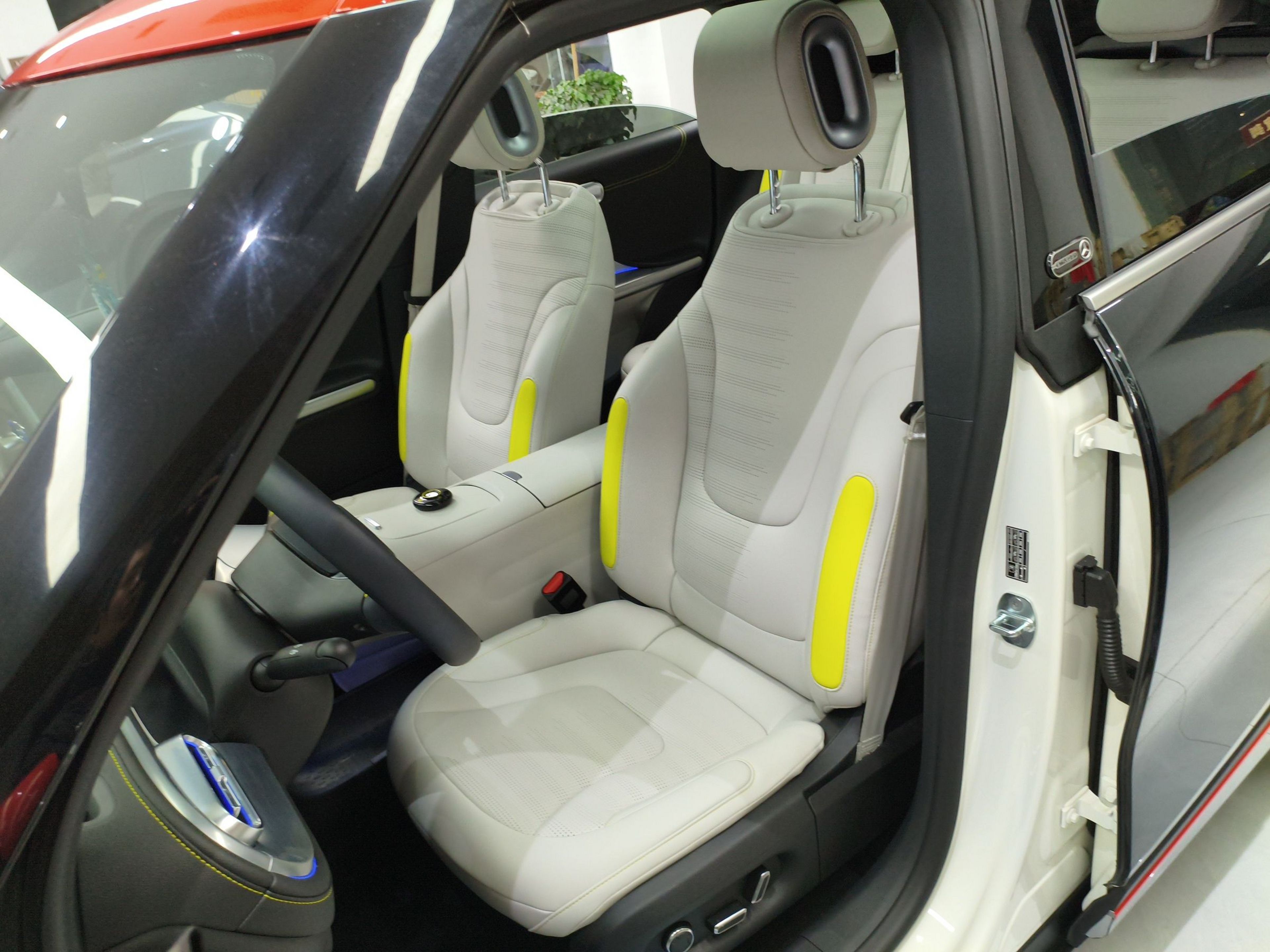 المقاعد الأمامية داخل السيارة