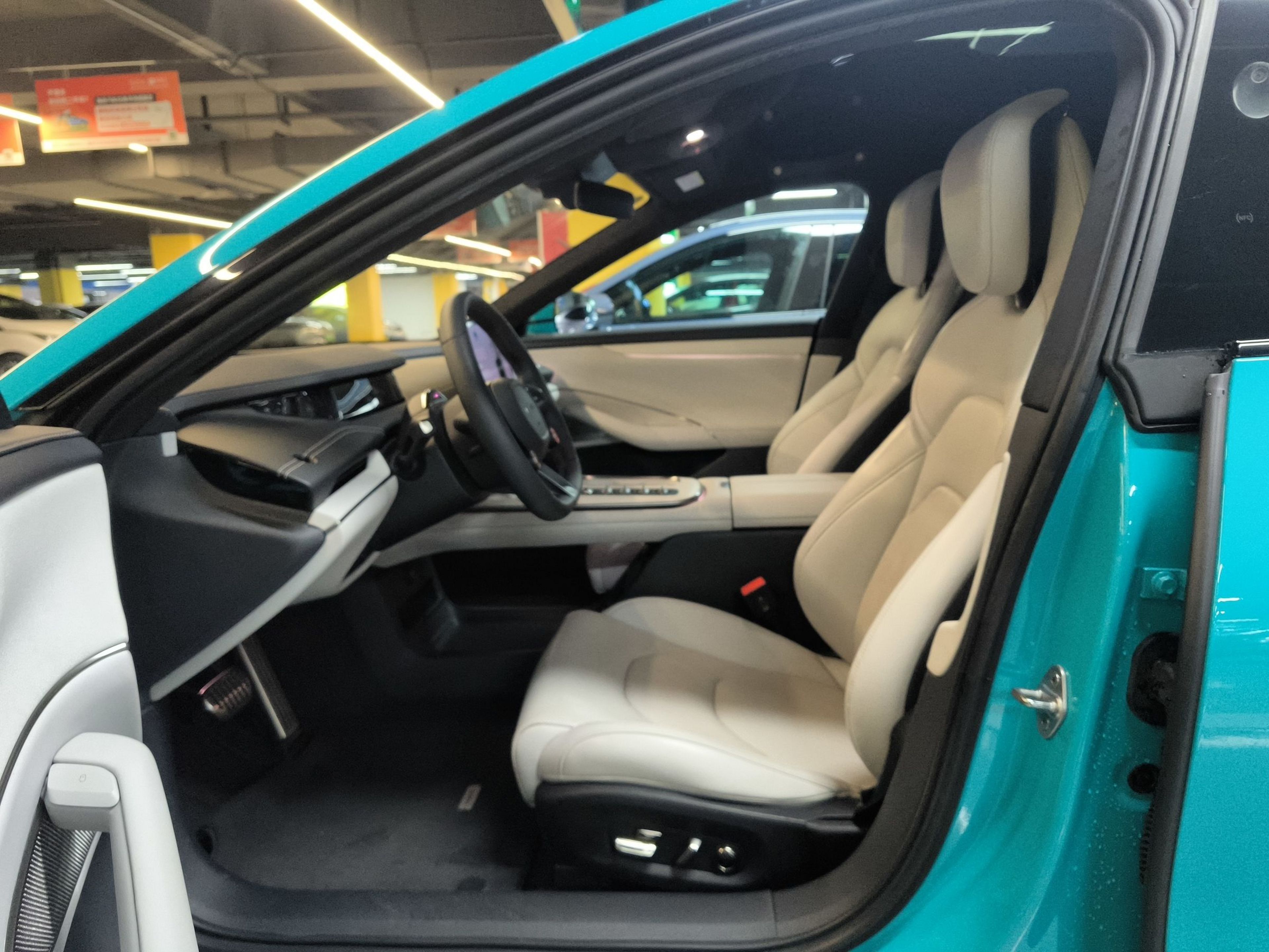 المقاعد الأمامية داخل السيارة