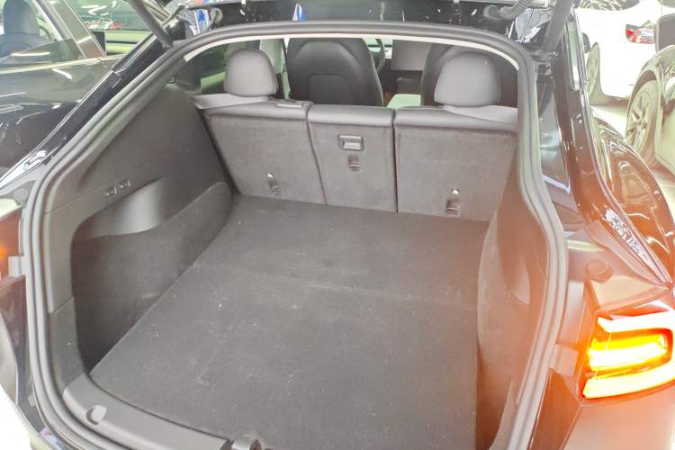 Used Tesla Model Y 2023 Rear-Wheel-Drive Version
