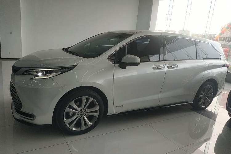 Used Toyota Sienna 2023 2.5L Hybrid Deluxe Edition
