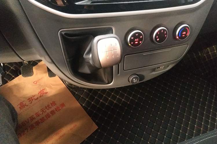 Used SAIC MAXUS Xintu V80 2019 2.5T Classic Model 6-Speed Manual – Aoyuntong Modified Version Short Wheelbase Ultra-Low Roof 5/6 Seats
