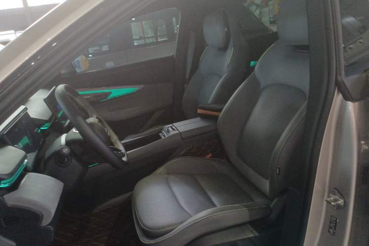 Used Lynk & Co 08 EM-P 2025 120km Long-Range Pro
