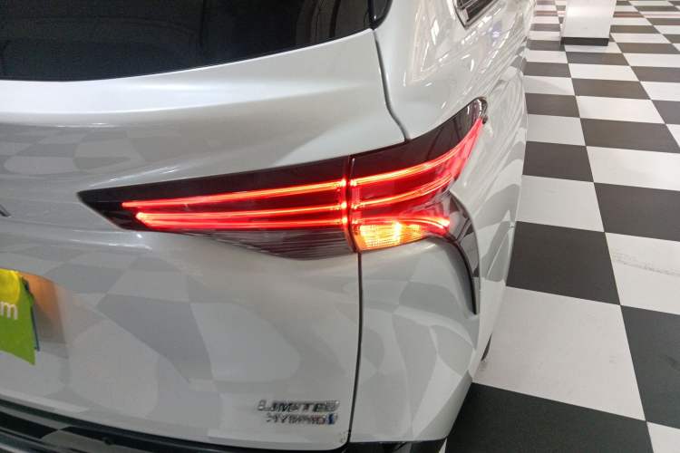 Used Toyota Sienna 2023 2.5L Hybrid Deluxe Edition
