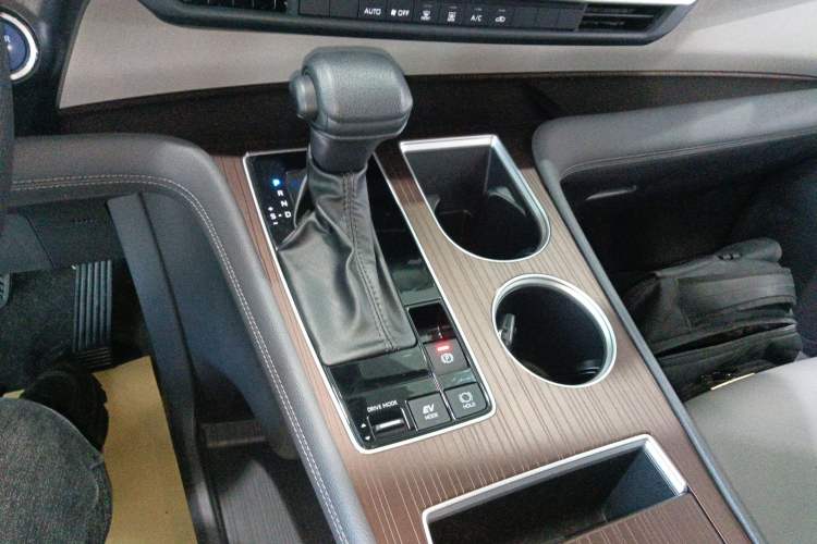 Used Toyota Granvia 2023 2.5L Hybrid Comfort Edition
