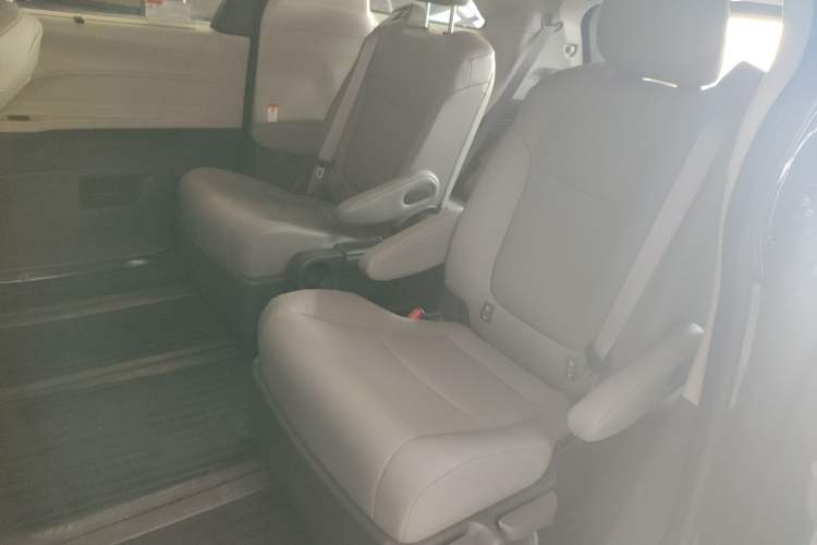 Used Toyota Granvia 2024 2.5L Hybrid Comfort Edition
