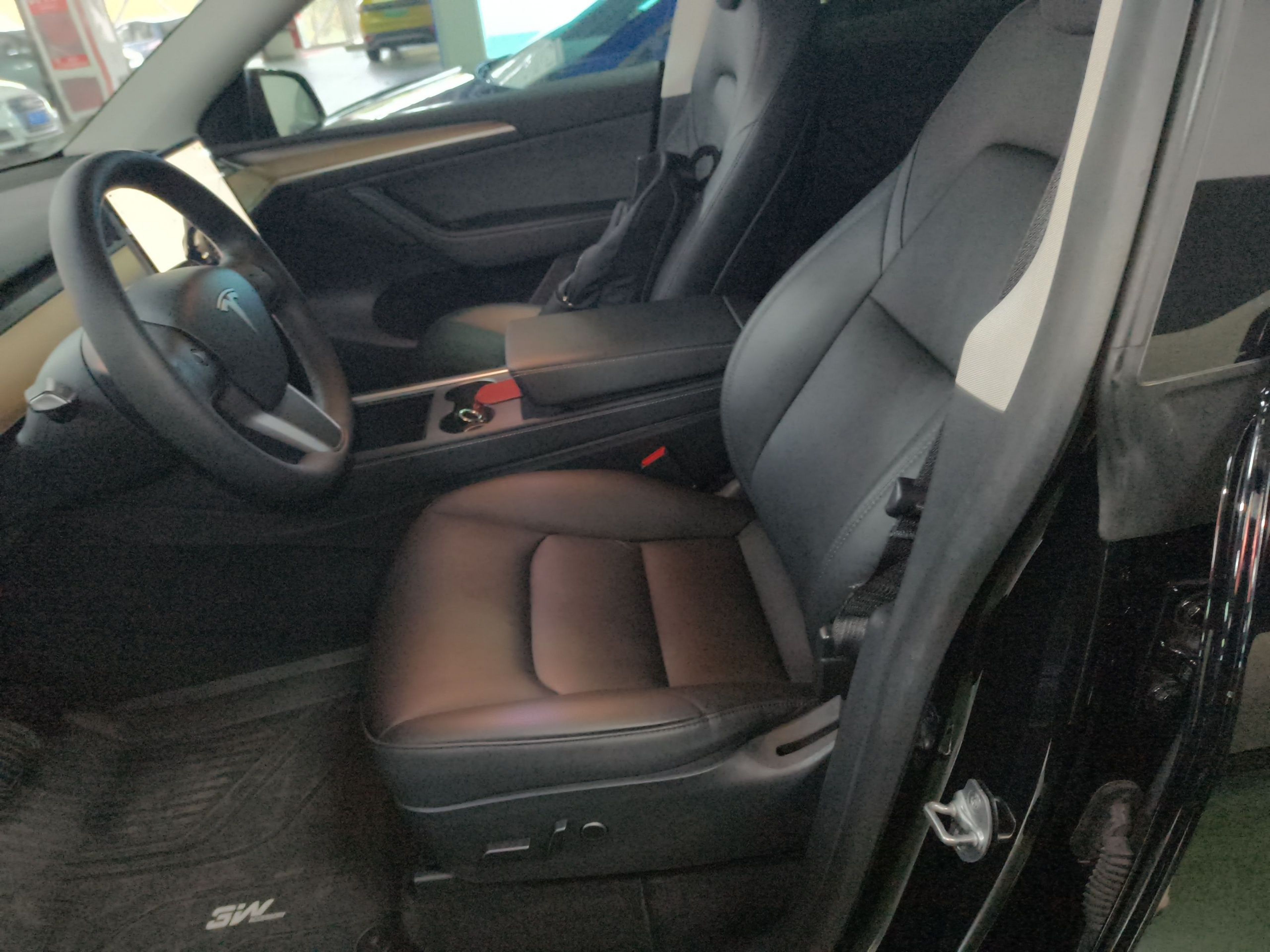 المقاعد الأمامية داخل السيارة