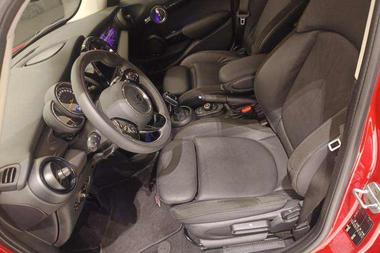 Used  MINI 2018 1.5T COOPER Artist Five-Door Edition
