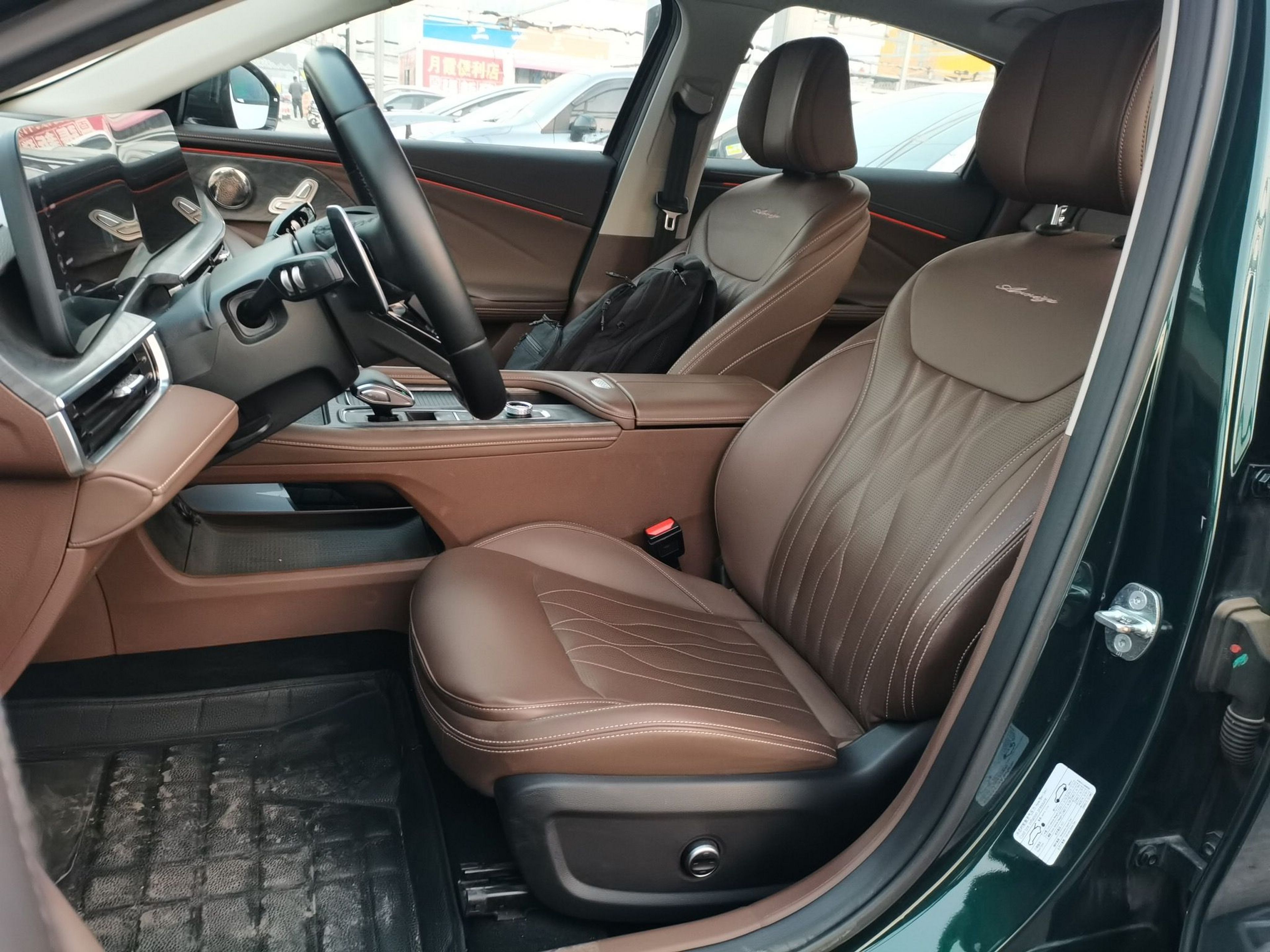 Переднее сиденье в автомобиле