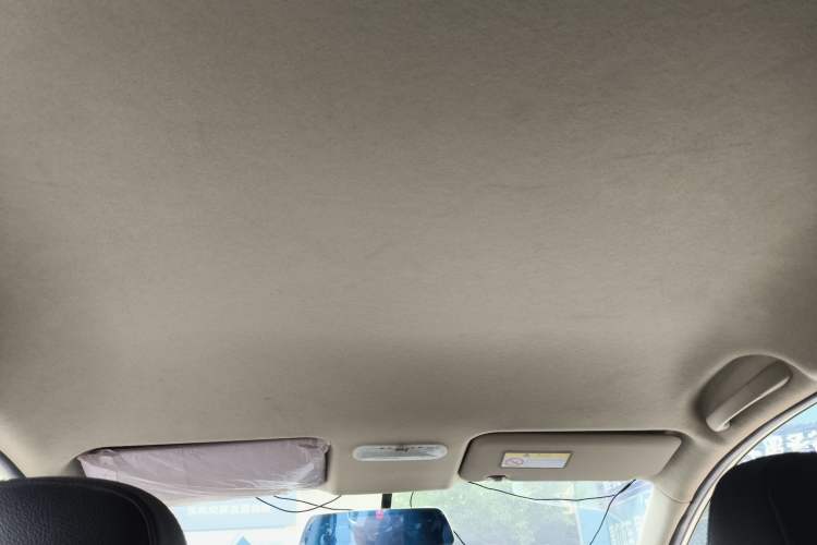 Used Venucia R50 2015 1.6L Manual Fashion Edition
