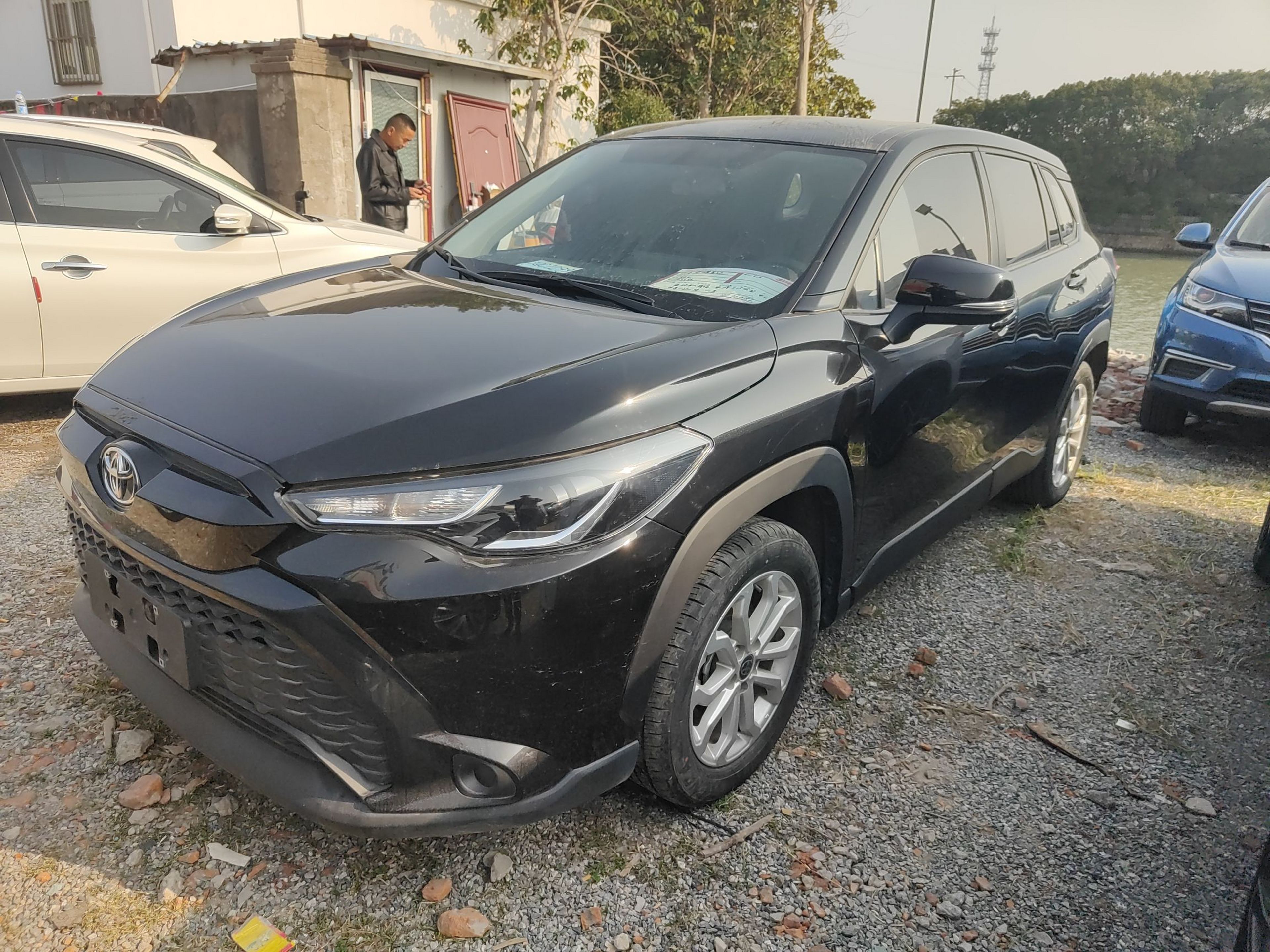 Под передней частью автомобиля