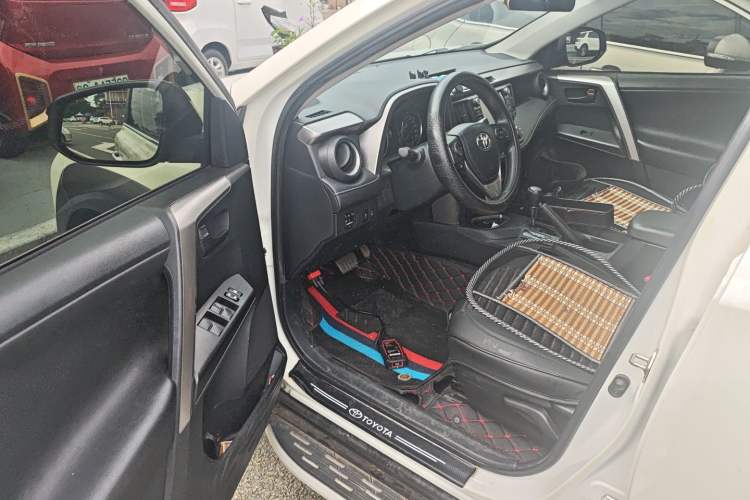 Used Toyota RAV4 2019 2.0L CVT Two-Wheel Drive Fashion X Limited Edition China VI Standard
