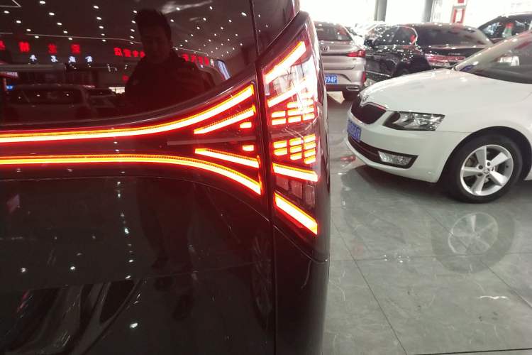 Used  LEVC L380 2024 140-Degree 6-Seater All-Wheel-Drive Ultra
