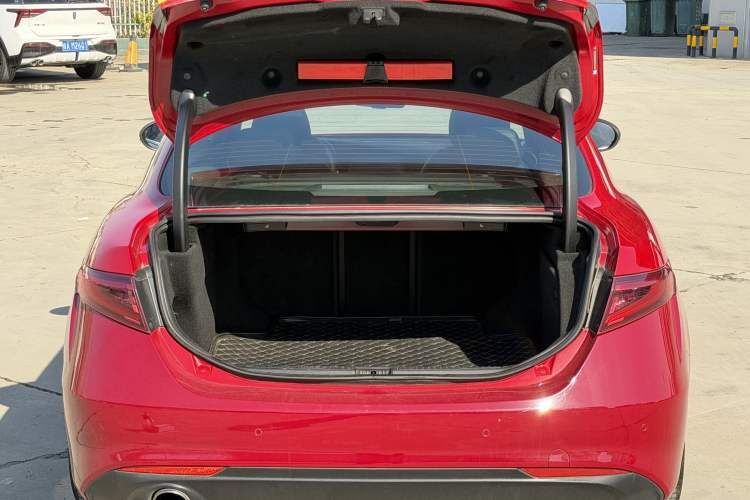 Used Alfa Romeo Giulia 2017 2.0T 200HP Luxury Edition
