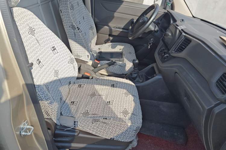 Used Wuling Hongguang V 2019 1.5L Jingqu Edition Sealed-Window Vehicle China VI LAR
