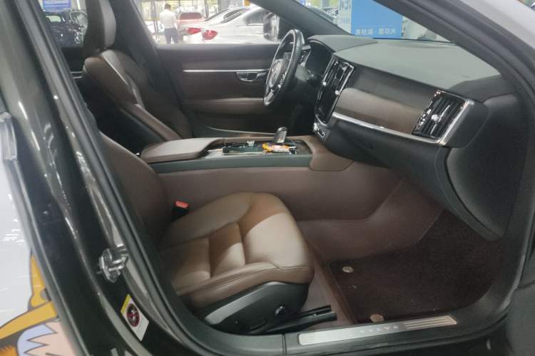 Used Volvo V90 2021 Cross Country B5 AWD Smart Range Edition
