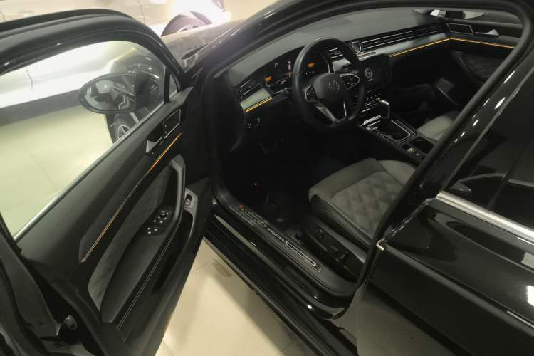 Used Volkswagen Magotan 2023 2 Million Units Limited Edition 330TSI DSG Leading Version
