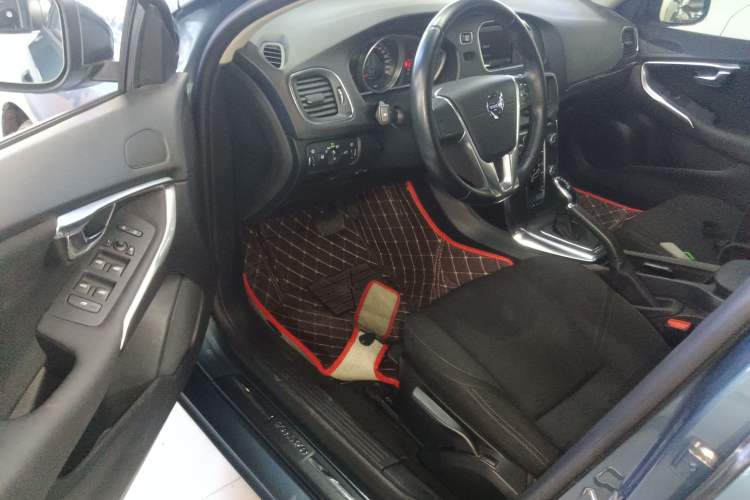 Used Volvo V40 2014 2.0T Zhiyi Version
