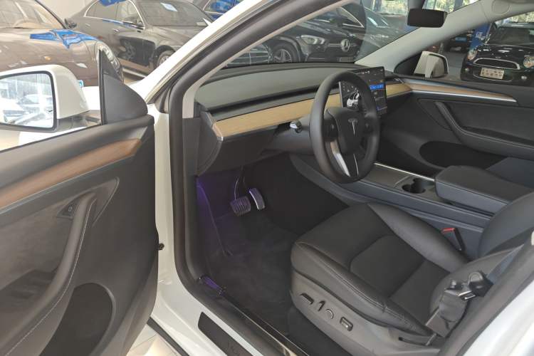 Used Tesla Model Y 2021 Long-Range All-Wheel-Drive Version
