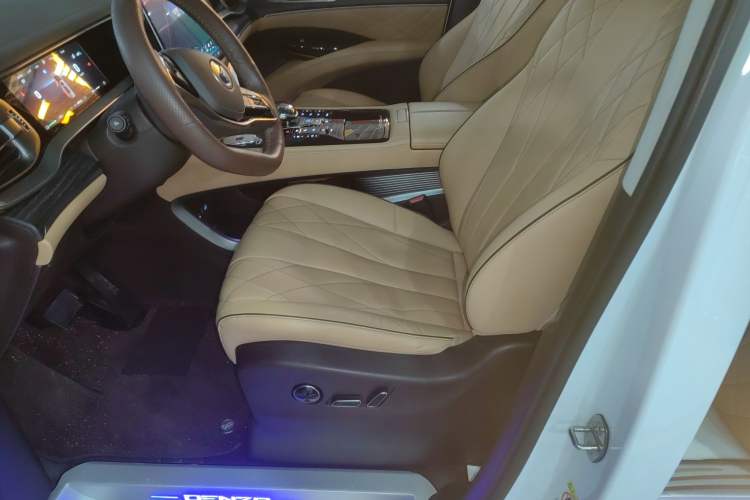 Used Denza D9 2024 DM-i 980 Four-Wheel Drive Prestige Model
